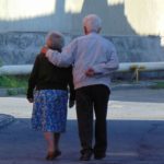 Tot mai puţini bătrâni primesc ajutoare sociale…