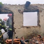Pompierii caransebeşeni au lichidat un incendiu declanşat de trăsnet, la Măgura – Zăvoi
